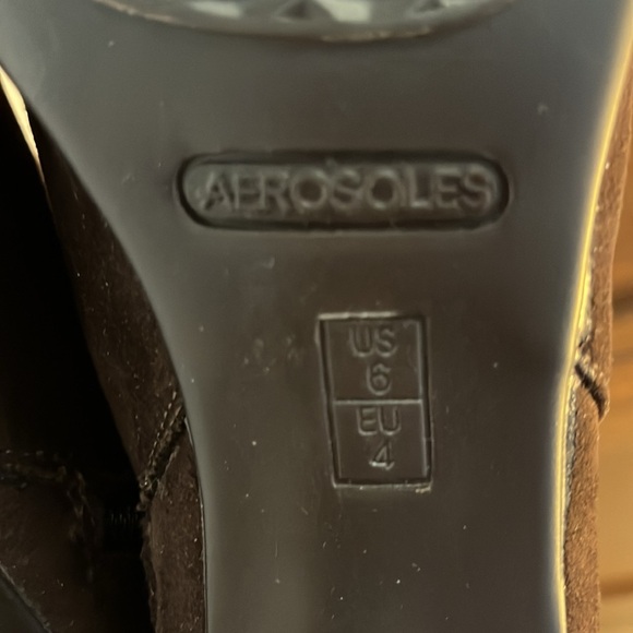 Aerosoles Ankle Boots Brown Healed Suede size 6 Like New - Picture 10 of 10